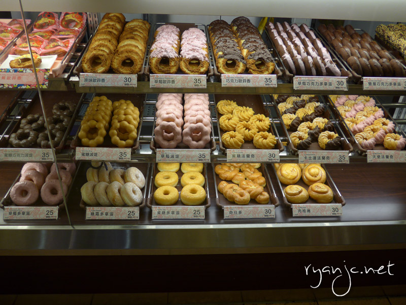 Mister Donut also had a variety of pretty donuts.